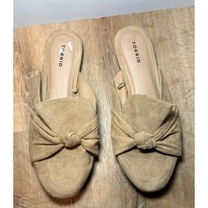 This‎ is a pair of Torrid faux suede bow mule loafers in tan
